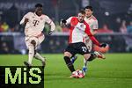 22.01.2025, Fussball UEFA Champions League 2024/2025, 7.Spieltag, Feyenoord Rotterdam - FC Bayern Mnchen, im De Kuip, Alphonso Davies (FC Bayern Mnchen) (l), Santiago Gimenez (Feyenoord Rotterdam) erzielt das Tor zum 1:0.


