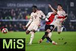 22.01.2025, Fussball UEFA Champions League 2024/2025, 7.Spieltag, Feyenoord Rotterdam - FC Bayern Mnchen, im De Kuip, Alphonso Davies (FC Bayern Mnchen) (l), Santiago Gimenez (Feyenoord Rotterdam) erzielt das Tor zum 1:0.


