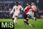 22.01.2025, Fussball UEFA Champions League 2024/2025, 7.Spieltag, Feyenoord Rotterdam - FC Bayern Mnchen, im De Kuip, Alphonso Davies (FC Bayern Mnchen) (l), Santiago Gimenez (Feyenoord Rotterdam) erzielt das Tor zum 1:0.


