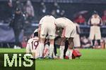 22.01.2025, Fussball UEFA Champions League 2024/2025, 7.Spieltag, Feyenoord Rotterdam - FC Bayern Mnchen, im De Kuip, Alphonso Davies (FC Bayern Mnchen) sitzt am Boden und wird behandelt, 


