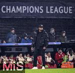 22.01.2025, Fussball UEFA Champions League 2024/2025, 7.Spieltag, Feyenoord Rotterdam - FC Bayern Mnchen, im De Kuip, Trainer Vincent Kompany (FC Bayern Mnchen) steht nachdenklich im Regen


