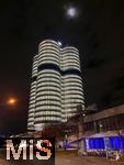 05.01.2025,  Mnchner BMW-Turm ist im inneren Nachts hell beleuchtet, dasBMW-Verwaltungsgebude, der Vierzylinder.