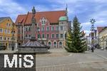 05.01.2025, Mindelheim im Unterallgu, Rathaus am Marienplatz, der Weihnachtsbaum steht noch. Der Marienbrunnen ist abgedeckt.