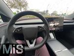 10.01.2025, Memmingen im Allgu, TESLA, Ein Tesla Model 3 Highland von der Fahrerseite aus, das Lenkrad hat links Taster fr den Blinker, da es keinen Blinkerhebel mehr gibt.  Auf dem 15-Zoll Bildschirm auf der Mittelkonsole ist der Wagen dargestellt und die meisten Funktionen werden damit bedient. 