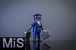 23.01.2025, Flugreise : Flughafenpersonal, symbolhaft mit Playmobil-Figuren dargestellt