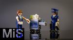 23.01.2025, Flugreise : Flughafenpersonal, symbolhaft mit Playmobil-Figuren dargestellt