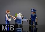 23.01.2025, Flugreise : Flughafenpersonal, symbolhaft mit Playmobil-Figuren dargestellt