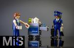 23.01.2025, Flugreise : Flughafenpersonal, symbolhaft mit Playmobil-Figuren dargestellt