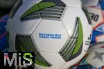 28.01.2025, Frauenfussball-Aktion: Mdchen an den Ball, Kooperation mit dem FC Bayern Mnchen, Mdchen-Training am Vereinsgelnde FT Gern Mnchen,   Spielblle mit dem Logo Bayerischer Fussball-Verband liegen am Rasen bereit.