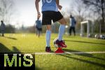 28.01.2025, Frauenfussball-Aktion: Mdchen an den Ball, Kooperation mit dem FC Bayern Mnchen, Mdchen-Training am Vereinsgelnde FT Gern Mnchen,  Spielerinnen am Ball.