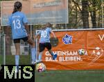 28.01.2025, Frauenfussball-Aktion: Mdchen an den Ball, Kooperation mit dem FC Bayern Mnchen, Mdchen-Training am Vereinsgelnde FT Gern Mnchen,  Torwandschiessen, Gemeinsam am Ball bleiben