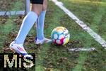 28.01.2025, Frauenfussball-Aktion: Mdchen an den Ball, Kooperation mit dem FC Bayern Mnchen, Mdchen-Training am Vereinsgelnde FT Gern Mnchen,  Spielerinnen am Ball. 