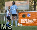 28.01.2025, Frauenfussball-Aktion: Mdchen an den Ball, Kooperation mit dem FC Bayern Mnchen, Mdchen-Training am Vereinsgelnde FT Gern Mnchen,  Torwandschiessen, Gemeinsam am Ball bleiben