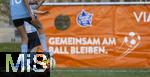 28.01.2025, Frauenfussball-Aktion: Mdchen an den Ball, Kooperation mit dem FC Bayern Mnchen, Mdchen-Training am Vereinsgelnde FT Gern Mnchen,  Torwandschiessen, Gemeinsam am Ball bleiben