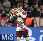 29.01.2025,  Fussball UEFA Championsleague 2024/2025: 8.Spieltag, FC Bayern Mnchen - Slovan Bratislava, in der Allianz-Arena Mnchen. Leon Klanac (Bayern Mnchen)  am Ball.
  

