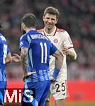 29.01.2025,  Fussball UEFA Championsleague 2024/2025: 8.Spieltag, FC Bayern Mnchen - Slovan Bratislava, in der Allianz-Arena Mnchen.   Tigran Barseghyan (Slovan Bratislava) scherzt mit Thomas Mller (FC Bayern Mnchen) 
  

