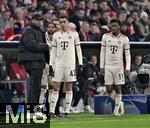 29.01.2025,  Fussball UEFA Championsleague 2024/2025: 8.Spieltag, FC Bayern Mnchen - Slovan Bratislava, in der Allianz-Arena Mnchen.   Trainer Vincent Kompany (FC Bayern Mnchen) mit Jamal Musiala (FC Bayern Mnchen) kurz vor der Einwechslung
  

