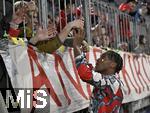 29.01.2025,  Fussball UEFA Championsleague 2024/2025: 8.Spieltag, FC Bayern Mnchen - Slovan Bratislava, in der Allianz-Arena Mnchen. Mathys Tel (Bayern Mnchen) verabschiedet sich von den Fans  
  

