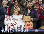 29.01.2025,  Fussball UEFA Championsleague 2024/2025: 8.Spieltag, FC Bayern Mnchen - Slovan Bratislava, in der Allianz-Arena Mnchen.  Mathys Tel (Bayern Mnchen) wird von einem Fan mit Kuvert verabschiedet (Salut Mathys, Danke, Dein grter Fan Nico)