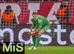 29.01.2025,  Fussball UEFA Championsleague 2024/2025: 8.Spieltag, FC Bayern Mnchen - Slovan Bratislava, in der Allianz-Arena Mnchen.  Torwart Manuel Neuer (FC Bayern Mnchen) hat den Ball