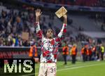 29.01.2025,  Fussball UEFA Championsleague 2024/2025: 8.Spieltag, FC Bayern Mnchen - Slovan Bratislava, in der Allianz-Arena Mnchen. Nach Spielschluss kommt Mathys Tel (Bayern Mnchen) nochmal extra zu den Fans um sich offensichtlich zu verabschieden aufgrund eines bevorstehenden Vereinswechsels. In der Hand hat er ein Abschidsgeschenk, ein Kuvert eines Fans Nico. (Salut Mathys)