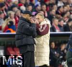 29.01.2025,  Fussball UEFA Championsleague 2024/2025: 8.Spieltag, FC Bayern Mnchen - Slovan Bratislava, in der Allianz-Arena Mnchen.  li: Trainer Vincent Kompany (FC Bayern Mnchen) beim Tuscheln mit seinem Co-Trainer.