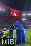 29.01.2025,  Fussball UEFA Championsleague 2024/2025: 8.Spieltag, FC Bayern Mnchen - Slovan Bratislava, in der Allianz-Arena Mnchen.  Der Bogen durch den die Spieler auf den Platz laufen am Spielfeldrand, mit den beiden Vereinslogos der Mannschaften aufgedruckt. 