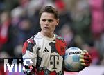 01.02.2025, Fussball 1. Bundesliga 2024/2025, 20. Spieltag,  FC Bayern Mnchen - Holstein Kiel, in der Allianz-Arena Mnchen. Torwart Jonas Urbig (FC Bayern Mnchen) 

