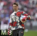 01.02.2025, Fussball 1. Bundesliga 2024/2025, 20. Spieltag,  FC Bayern Mnchen - Holstein Kiel, in der Allianz-Arena Mnchen. Torwart Jonas Urbig (FC Bayern Mnchen) 

