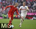 01.02.2025, Fussball 1. Bundesliga 2024/2025, 20. Spieltag,  FC Bayern Mnchen - Holstein Kiel, in der Allianz-Arena Mnchen.v.l. Konrad Laimer (FC Bayern Mnchen) gegen Dominik Javorcek (Holstein Kiel) 

