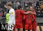 01.02.2025, Fussball 1. Bundesliga 2024/2025, 20. Spieltag,  FC Bayern Mnchen - Holstein Kiel, in der Allianz-Arena Mnchen.Torjubel v.l. Minjae Kim (Bayern Mnchen), Konrad Laimer (FC Bayern Mnchen) und Harry Kane (FC Bayern Mnchen) 

