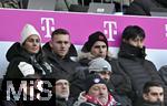 01.02.2025, Fussball 1. Bundesliga 2024/2025, 20. Spieltag,  FC Bayern Mnchen - Holstein Kiel, in der Allianz-Arena Mnchen. Torwart Daniel Peretz (FC Bayern Mnchen) und Hiroki Ito (FC Bayern Mnchen) sitzen unter den Zuschauern.

