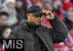 01.02.2025, Fussball 1. Bundesliga 2024/2025, 20. Spieltag,  FC Bayern Mnchen - Holstein Kiel, in der Allianz-Arena Mnchen.Trainer Vincent Kompany (FC Bayern Mnchen) hebt die Mtze

