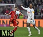 01.02.2025, Fussball 1. Bundesliga 2024/2025, 20. Spieltag,  FC Bayern Mnchen - Holstein Kiel, in der Allianz-Arena Mnchen.v.l. Joshua Kimmich (FC Bayern Mnchen) gegen Andu Kelati (Holstein Kiel) 

