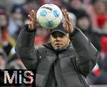 01.02.2025, Fussball 1. Bundesliga 2024/2025, 20. Spieltag,  FC Bayern Mnchen - Holstein Kiel, in der Allianz-Arena Mnchen.Trainer Vincent Kompany (FC Bayern Mnchen) fngt den Ball.

