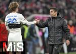 01.02.2025, Fussball 1. Bundesliga 2024/2025, 20. Spieltag,  FC Bayern Mnchen - Holstein Kiel, in der Allianz-Arena Mnchen. Trainer Marcel Rapp (Holstein Kiel) spendet Trost, Fiete Arp (Holstein Kiel) 

