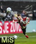 01.02.2025, Fussball 1. Bundesliga 2024/2025, 20. Spieltag,  FC Bayern Mnchen - Holstein Kiel, in der Allianz-Arena Mnchen. Torwart Jonas Urbig (FC Bayern Mnchen) beim Aufwrmen.