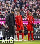 01.02.2025, Fussball 1. Bundesliga 2024/2025, 20. Spieltag,  FC Bayern Mnchen - Holstein Kiel, in der Allianz-Arena Mnchen. v.li: Trainer Vincent Kompany (FC Bayern Mnchen), Thomas Mller (FC Bayern Mnchen), Leroy Sane (Bayern Mnchen), 