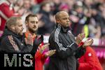 01.02.2025, Fussball 1. Bundesliga 2024/2025, 20. Spieltag,  FC Bayern Mnchen - Holstein Kiel, in der Allianz-Arena Mnchen. re: Trainer Vincent Kompany (FC Bayern Mnchen) applaudiert.