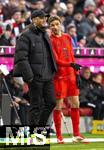 01.02.2025, Fussball 1. Bundesliga 2024/2025, 20. Spieltag,  FC Bayern Mnchen - Holstein Kiel, in der Allianz-Arena Mnchen. v.li: Trainer Vincent Kompany (FC Bayern Mnchen), Thomas Mller (FC Bayern Mnchen), 