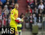 01.02.2025, Fussball 1. Bundesliga 2024/2025, 20. Spieltag,  FC Bayern Mnchen - Holstein Kiel, in der Allianz-Arena Mnchen. Torwart Manuel Neuer (FC Bayern Mnchen) gibt Anweisungen.