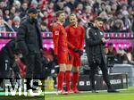 01.02.2025, Fussball 1. Bundesliga 2024/2025, 20. Spieltag,  FC Bayern Mnchen - Holstein Kiel, in der Allianz-Arena Mnchen. v.li: Trainer Vincent Kompany (FC Bayern Mnchen), Thomas Mller (FC Bayern Mnchen), Leroy Sane (Bayern Mnchen), 