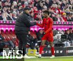 01.02.2025, Fussball 1. Bundesliga 2024/2025, 20. Spieltag,  FC Bayern Mnchen - Holstein Kiel, in der Allianz-Arena Mnchen. Shakehands, v.li: Trainer Vincent Kompany (FC Bayern Mnchen) mit Kingsley Coman (FC Bayern Mnchen) 