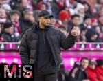 01.02.2025, Fussball 1. Bundesliga 2024/2025, 20. Spieltag,  FC Bayern Mnchen - Holstein Kiel, in der Allianz-Arena Mnchen. Trainer Vincent Kompany (FC Bayern Mnchen) zeigt den Daumen nach oben.