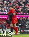 01.02.2025, Fussball 1. Bundesliga 2024/2025, 20. Spieltag,  FC Bayern Mnchen - Holstein Kiel, in der Allianz-Arena Mnchen. Shakehands,  Trainer Vincent Kompany (FC Bayern Mnchen) mit Aleksandar Pavlovic (Bayern Mnchen)  