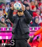 01.02.2025, Fussball 1. Bundesliga 2024/2025, 20. Spieltag,  FC Bayern Mnchen - Holstein Kiel, in der Allianz-Arena Mnchen. Trainer Vincent Kompany (FC Bayern Mnchen) fngt den Ball