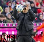 01.02.2025, Fussball 1. Bundesliga 2024/2025, 20. Spieltag,  FC Bayern Mnchen - Holstein Kiel, in der Allianz-Arena Mnchen. Trainer Vincent Kompany (FC Bayern Mnchen) fngt den Ball