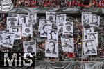 01.02.2025, Fussball 1. Bundesliga 2024/2025, 20. Spieltag,  FC Bayern Mnchen - Holstein Kiel, in der Allianz-Arena Mnchen. FC Bayern-Fans mit Choreographie zum Holocaust-Gedenktag:  Dabei bildeten die Fans in der Sdkurve Motive von verfolgten FC Bayern-Mitgliedern mittels vielen Bannern ab. Umrahmt wurden diese von zwei Transparenten mit dem Schriftzug: ?In Gedenken an die verfolgten FC Bayern-Mitglieder, Nie Wieder ist Jetzt!