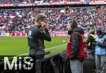 01.02.2025, Fussball 1. Bundesliga 2024/2025, 20. Spieltag,  FC Bayern Mnchen - Holstein Kiel, in der Allianz-Arena Mnchen. Schiedsrichter Dr. Florian Exner (li) prft beim Aufwrmen sein Headset mit einem Technik-Mitarbeiter,  Heute an dem Spieltag Premiere fr die Pilotphase, Durchsagen von Schiedsrichter-Entscheidungen im Stadion (Public Announcement), per Headset werden dann ber die Stadionlautsprecher die Durchsage seiner oder der VAR-Entscheidung gemacht.