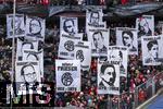 01.02.2025, Fussball 1. Bundesliga 2024/2025, 20. Spieltag,  FC Bayern Mnchen - Holstein Kiel, in der Allianz-Arena Mnchen. FC Bayern-Fans mit Choreographie zum Holocaust-Gedenktag:  Dabei bildeten die Fans in der Sdkurve Motive von verfolgten FC Bayern-Mitgliedern mittels vielen Bannern ab. Umrahmt wurden diese von zwei Transparenten mit dem Schriftzug: ?In Gedenken an die verfolgten FC Bayern-Mitglieder, Nie Wieder ist Jetzt!